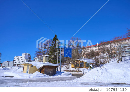 長野県茅野市の積雪した西白樺湖駐車場から諏訪白樺湖小諸線(県道40号)方面 長野県茅野市の積雪した西白樺湖駐車場から諏訪白樺湖小諸線(県道40号)方面 107954139