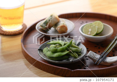 ビールを飲む 枝豆 磯部上げを酒の肴に（ お酒のおつまみイメージ ）和食 おつまみ 枝まめ  107954171