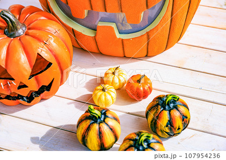 ハロウィンの飾り付けのイメージ 107954236