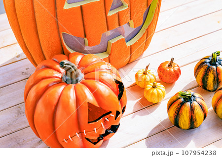 ハロウィンの飾り付けのイメージ ハロウィンの飾り付けのイメージ 107954238