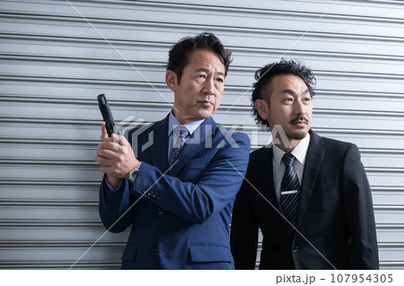 刑事ドラマのバディのイメージ 犯人を見つけるシーン 刑事ドラマのバディのイメージ 犯人を見つけるシーン 107954305