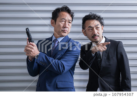 刑事ドラマのバディのイメージ 犯人を見つけるシーン 刑事ドラマのバディのイメージ 犯人を見つけるシーン 107954307