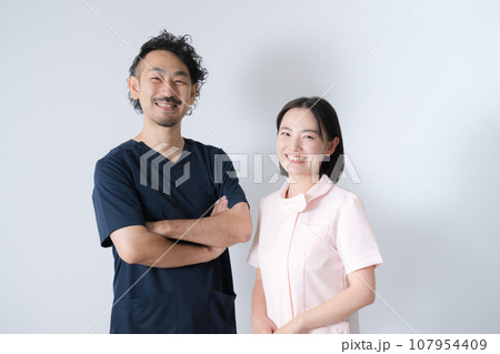 ドクターと看護師の白衣の男女 カメラ目線 ドクターと看護師の白衣の男女 カメラ目線 107954409