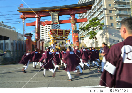 海神社の秋祭り 氏子が駆ける布団太鼓の宮入風景 海神社の秋祭り 氏子が駆ける布団太鼓の宮入風景 107954587