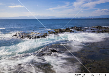 湘南　江の島の稚児ヶ淵　　　 107954621