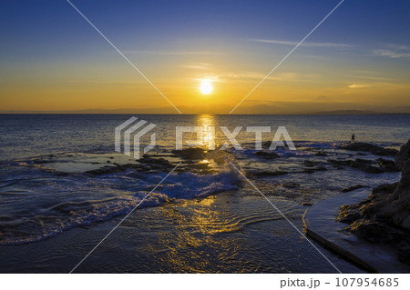 湘南 江の島 稚児ヶ淵の夕日 湘南 江の島 稚児ヶ淵の夕日 107954685