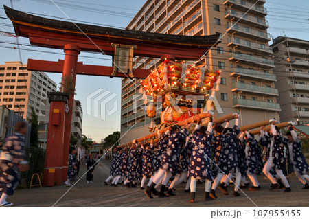 神戸市垂水区　海神社の秋祭り　氏子が駆ける布団太鼓の宮入風景 107955455