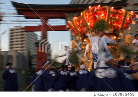 神戸市垂水区 海神社の秋祭り 氏子が駆ける布団太鼓の宮入風景 神戸市垂水区 海神社の秋祭り 氏子が駆ける布団太鼓の宮入風景 107955459