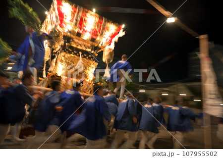 神戸市垂水区 海神社の秋祭り 氏子が駆ける布団太鼓の宮入風景 神戸市垂水区 海神社の秋祭り 氏子が駆ける布団太鼓の宮入風景 107955502