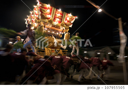 神戸市垂水区　海神社の秋祭り　氏子が駆ける布団太鼓の宮入風景 107955505