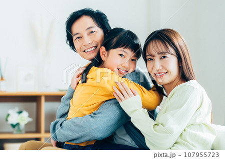 リビングでくつろぐ若い家族 リビングでくつろぐ若い家族 107955723