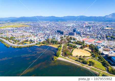 ドローン撮影｜琵琶湖湖畔の長浜城と長浜市内と伊吹山方面の空撮｜滋賀県長浜市 107955902