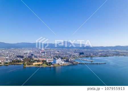 ドローン撮影|琵琶湖湖畔の長浜城と長浜市内と伊吹山方面の空撮|滋賀県長浜市 ドローン撮影|琵琶湖湖畔の長浜城と長浜市内と伊吹山方面の空撮|滋賀県長浜市 107955913