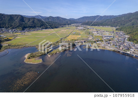 ドローン撮影|爽快な青空と琵琶湖の北にある塩津浜緑地公園の空撮|田園風景|滋賀県長浜市 ドローン撮影|爽快な青空と琵琶湖の北にある塩津浜緑地公園の空撮|田園風景|滋賀県長浜市 107955918