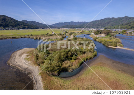 ドローン撮影|爽快な青空と琵琶湖の北にある塩津浜緑地公園の空撮|田園風景|滋賀県長浜市 ドローン撮影|爽快な青空と琵琶湖の北にある塩津浜緑地公園の空撮|田園風景|滋賀県長浜市 107955921