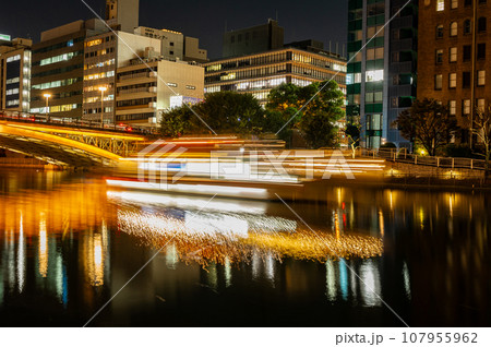 土佐堀川を流れる光 107955962