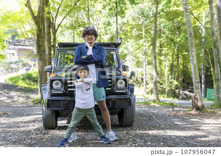 男同士でキャンプに来る父と息子 男同士でキャンプに来る父と息子 107956047