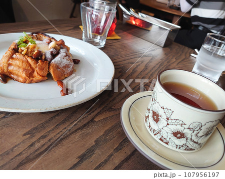 フルーツ・パフェと紅茶のスィーツセット フルーツ・パフェと紅茶のスィーツセット 107956197