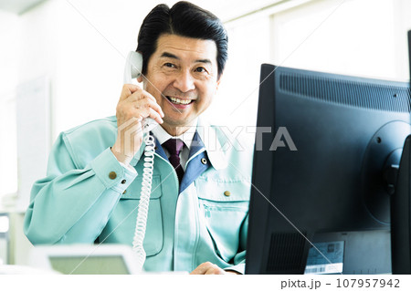 オフィスで働く作業服を着たミドルの男性のビジネスマン 107957942