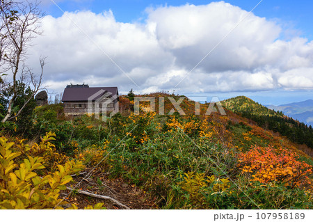 森吉山秋の絶景　山小屋と冠岩　秋田県 107958189