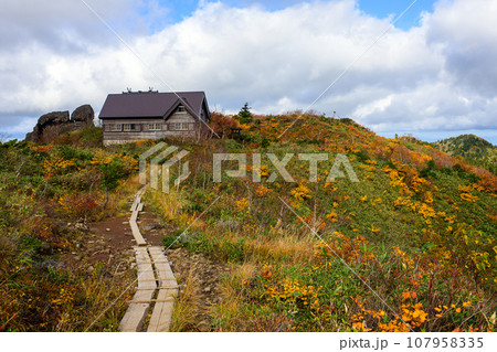 森吉山秋の絶景　山小屋と冠岩　秋田県 107958335