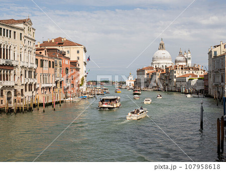 イタリア旅行　歴史的建物と街並み 107958618