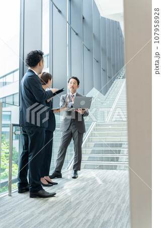 オフィスで働くビジネスマンたち オフィスで働くビジネスマンたち 107958928