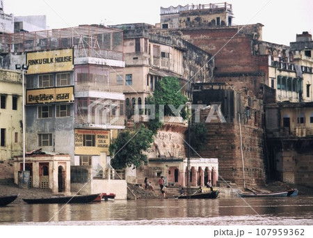 バラナシ ガンジス河のほとりに建つペンション群 バラナシ ガンジス河のほとりに建つペンション群 107959362