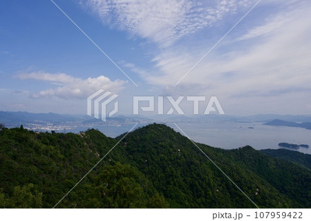 宮島の弥山の獅子岩展望台からの眺め(広島県) 宮島の弥山の獅子岩展望台からの眺め(広島県) 107959422
