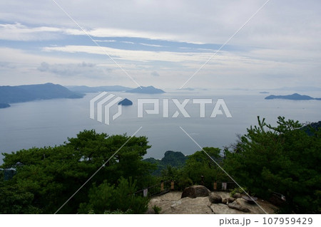 宮島の弥山の獅子岩展望台からの眺め（広島県） 107959429