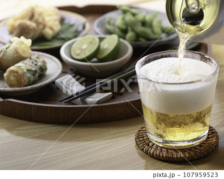 ビールを注ぐ 枝豆 唐揚げ 磯部上げを酒の肴に( お酒のおつまみイメージ )和食 豆 枝まめ ちくわ ビールを注ぐ 枝豆 唐揚げ 磯部上げを酒の肴に( お酒のおつまみイメージ )和食 豆 枝まめ ちくわ 107959523