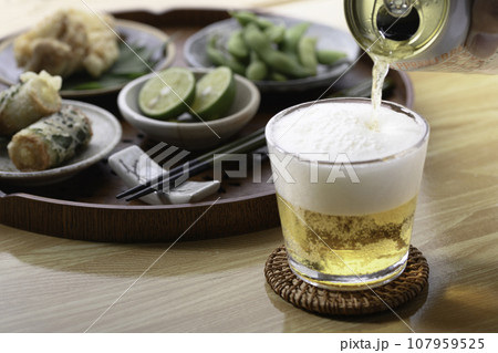 ビールを注ぐ 枝豆 唐揚げ 磯部上げを酒の肴に（ お酒のおつまみイメージ ）和食 豆 枝まめ ちくわ 107959525