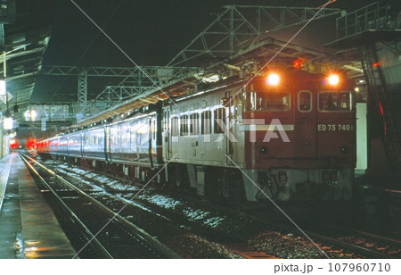 郡山駅で出発を待つ急行列車 107960710