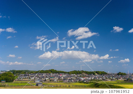 《背景素材》青空の広がる住宅街 107961952