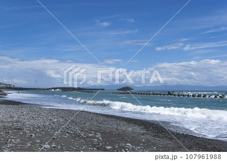 駿河湾に面する静岡市の用宗海水浴場 107961988