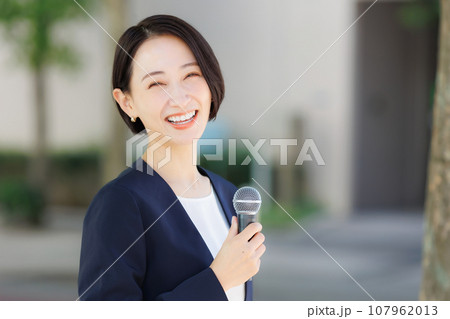 マイクで話す女性 マイクで話す女性 107962013