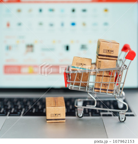 Boxes with shopping cart on a laptop computer. online shopping, Marketplace platform website, technology, ecommerce, shipping delivery, logistics and online payment concepts 107962153