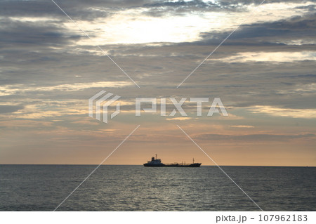 越前海岸と貨物船 越前海岸と貨物船 107962183