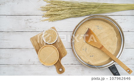 煎りぬか(炒りぬか)イメージ｜米ぬかと玄米と稲穂 107962646