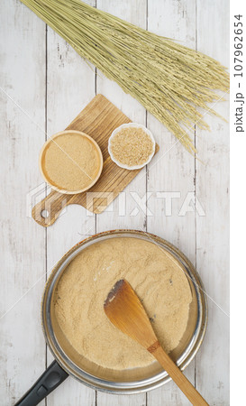 煎りぬか(炒りぬか)イメージ|米ぬかと玄米と稲穂 煎りぬか(炒りぬか)イメージ|米ぬかと玄米と稲穂 107962654