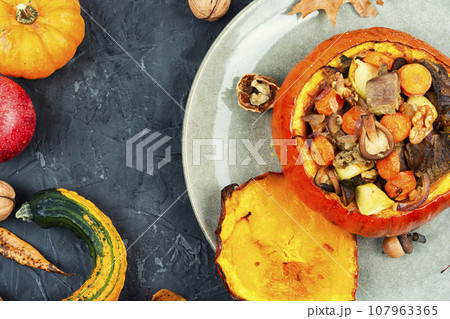 Roasted Hokkaido pumpkin with meat and apples. 107963365
