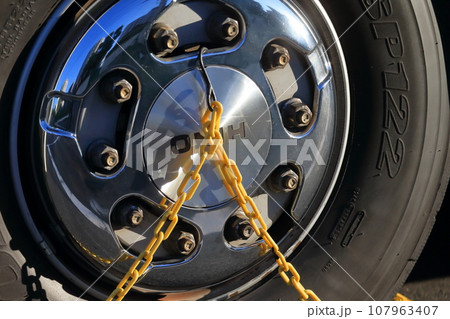 車輪止めをした大型バスのタイヤ 車輪止めをした大型バスのタイヤ 107963407