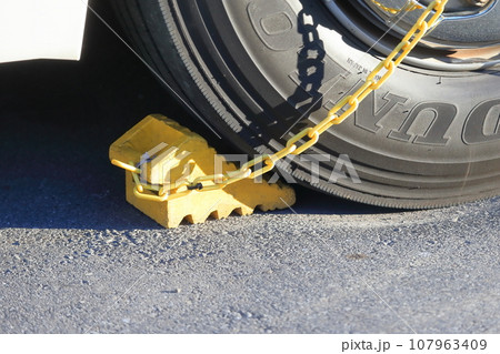 車輪止めをした大型バスのタイヤ 107963409