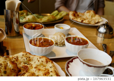 本場のカレーの味を楽しむ 107963531