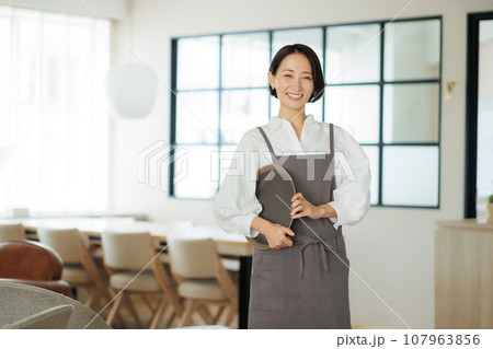カフェ店員 107963856