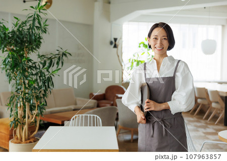 カフェ店員 107963857