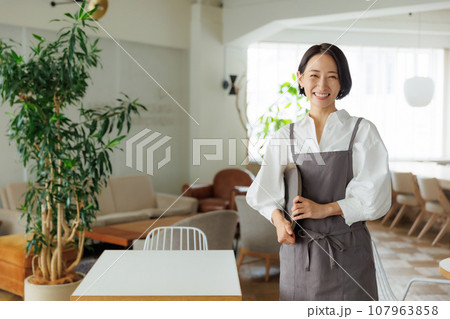 カフェ店員 107963858