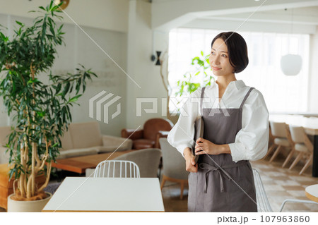 カフェ店員 107963860