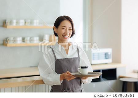 カフェ店員 107963861