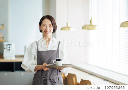 カフェ店員 カフェ店員 107963866